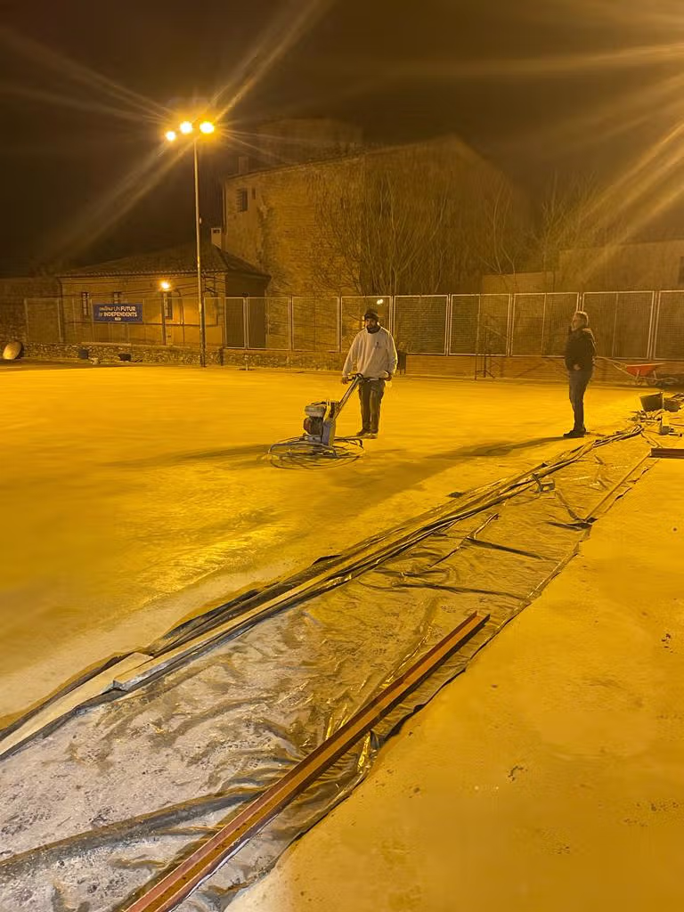 Trabajos nocturnos de pavimentación exterior en Chocolates Torras