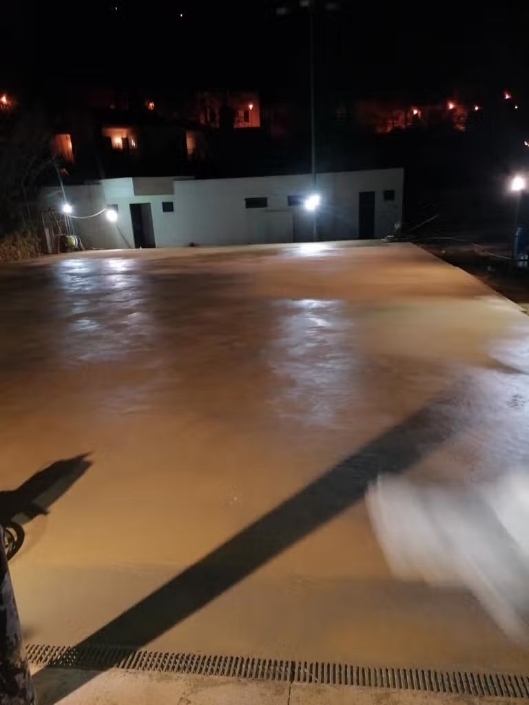 Pavimento exterior de hormigón junto a una canaleta de drenaje en Chocolates Torras