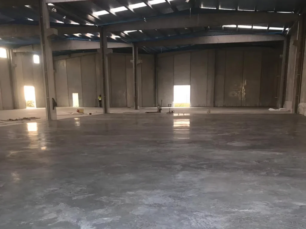 Pavimento industrial de hormigón finalizado en el interior de una nave