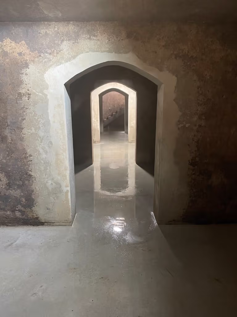 Pavimento renovado y pasos interiores de la bodega Vinyes Tortuga