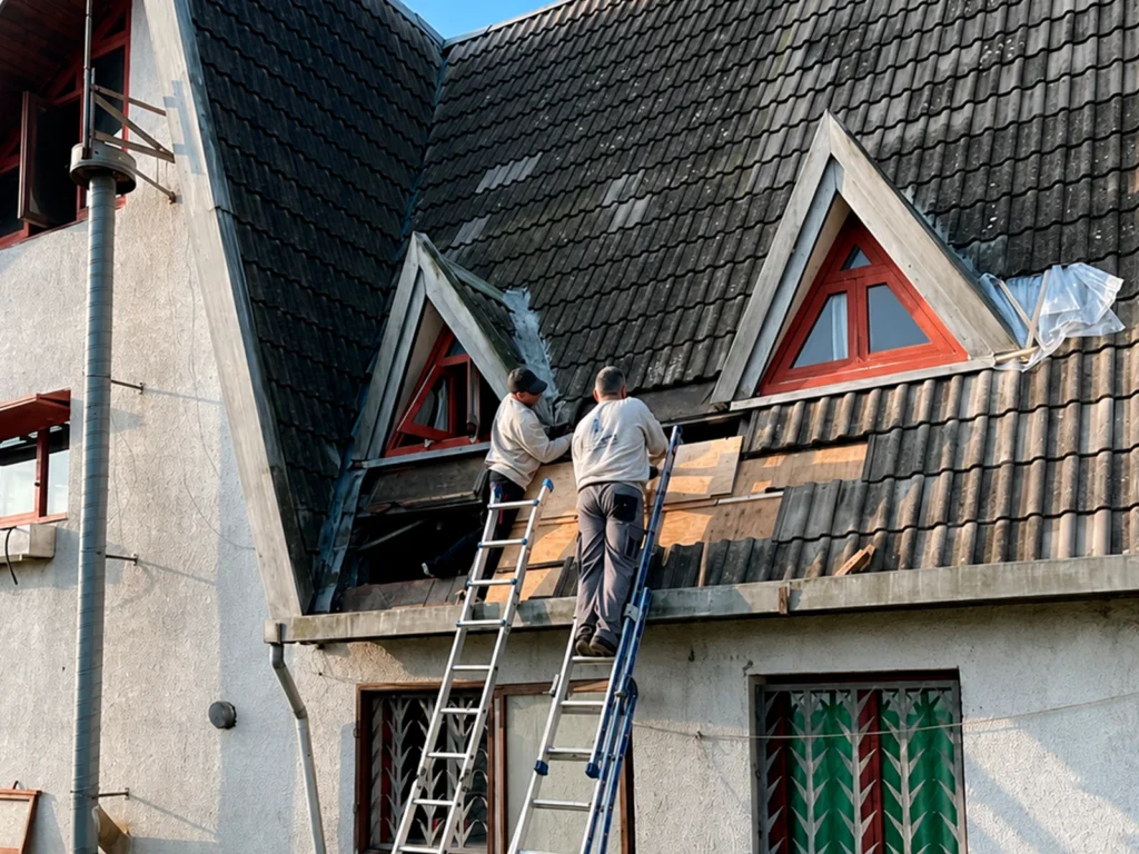Trabajos de rehabilitación en la cubierta inclinada de una vivienda en Santa Coloma de Farners
