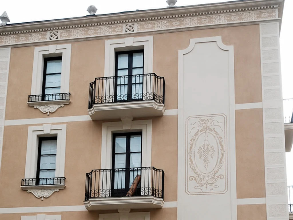 Fachada ornamental rehabilitada por SECOMI en el Passatge Horts de Portbou