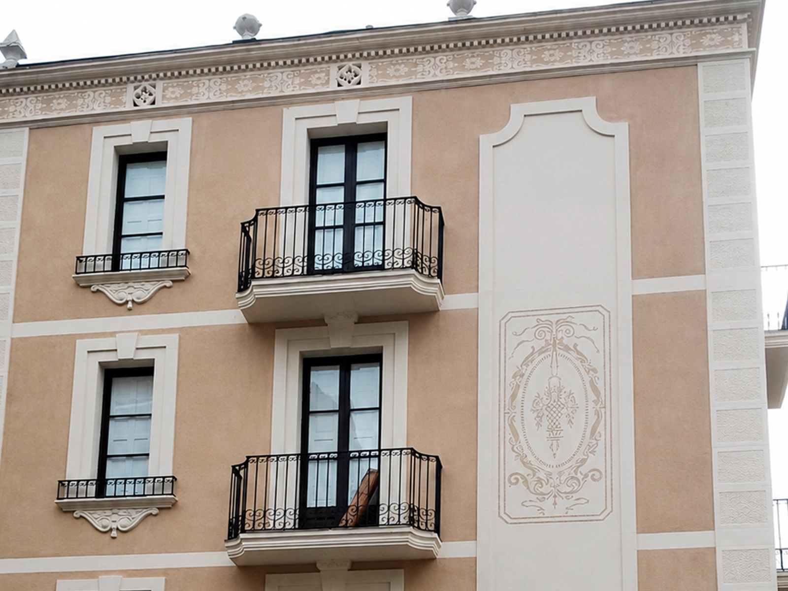 Fachada ornamental rehabilitada por SECOMI en el Passatge Horts de Portbou