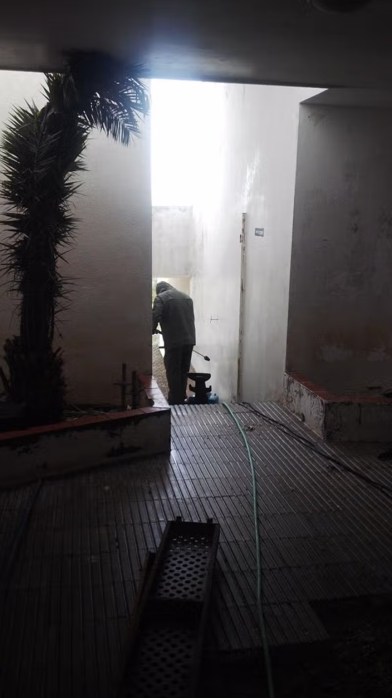 Trabajos de rehabilitación en un patio y zona de paso del edificio