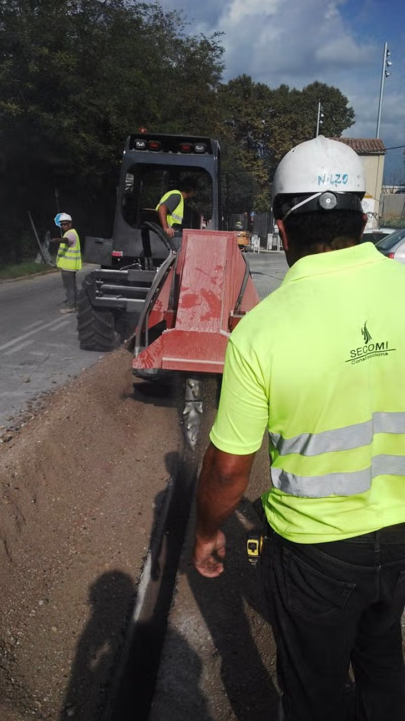 Relleno y compactación de una zanja tras trabajos de canalización de gas