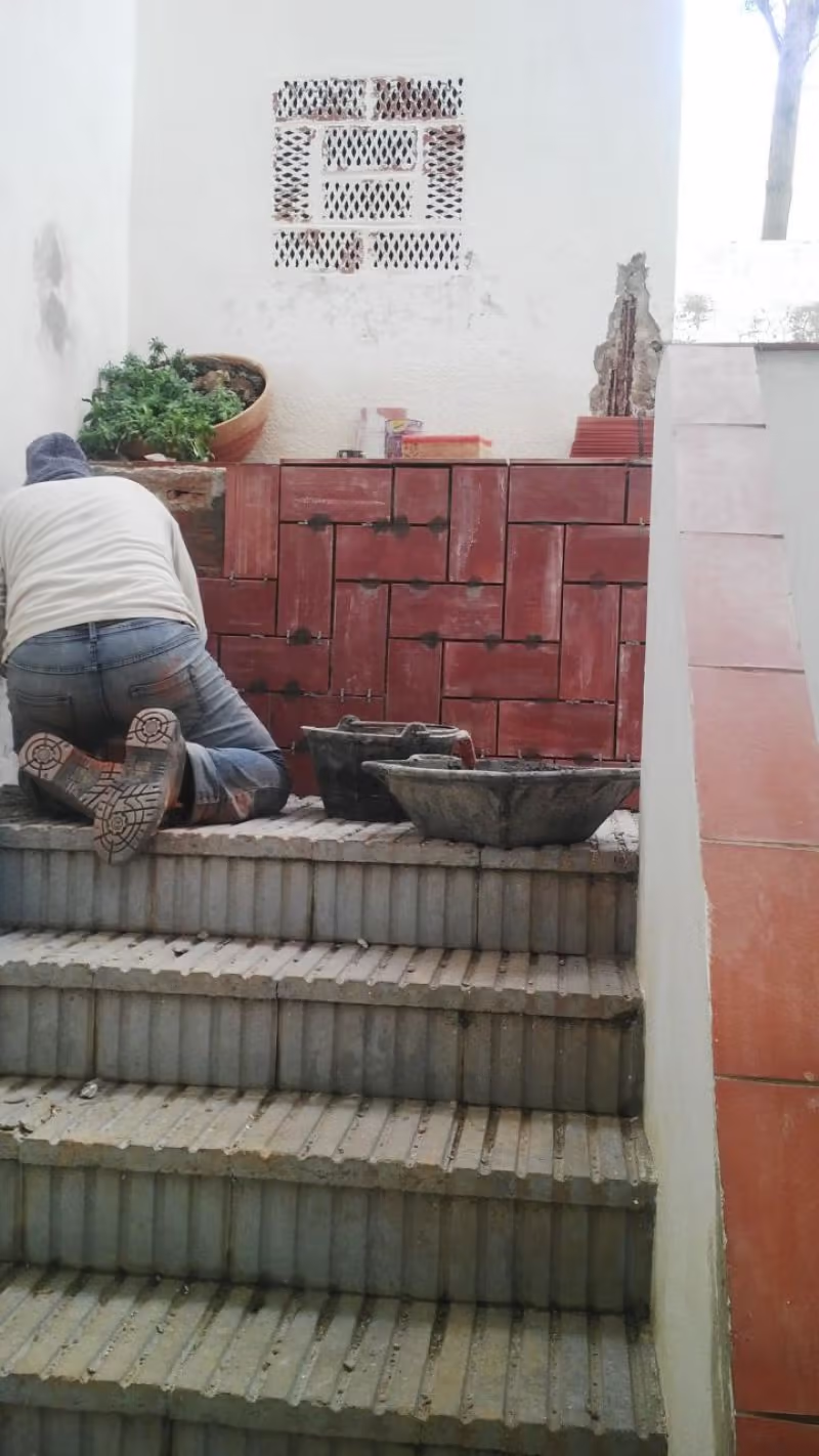 Reparación de un murete junto a la escalera exterior del edificio en Cala Rovellada
