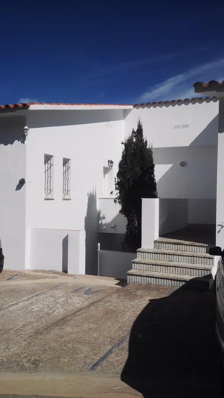 Resultado de la rehabilitación exterior del edificio en Cala Rovellada, Colera