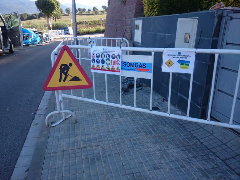 Señalización de Somgas y protección peatonal durante los trabajos en la calle