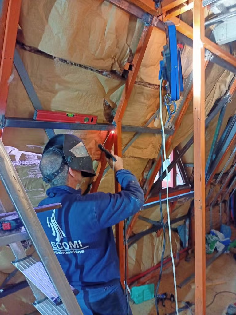 Soldadura de perfilería metálica en el espacio bajo cubierta de una vivienda