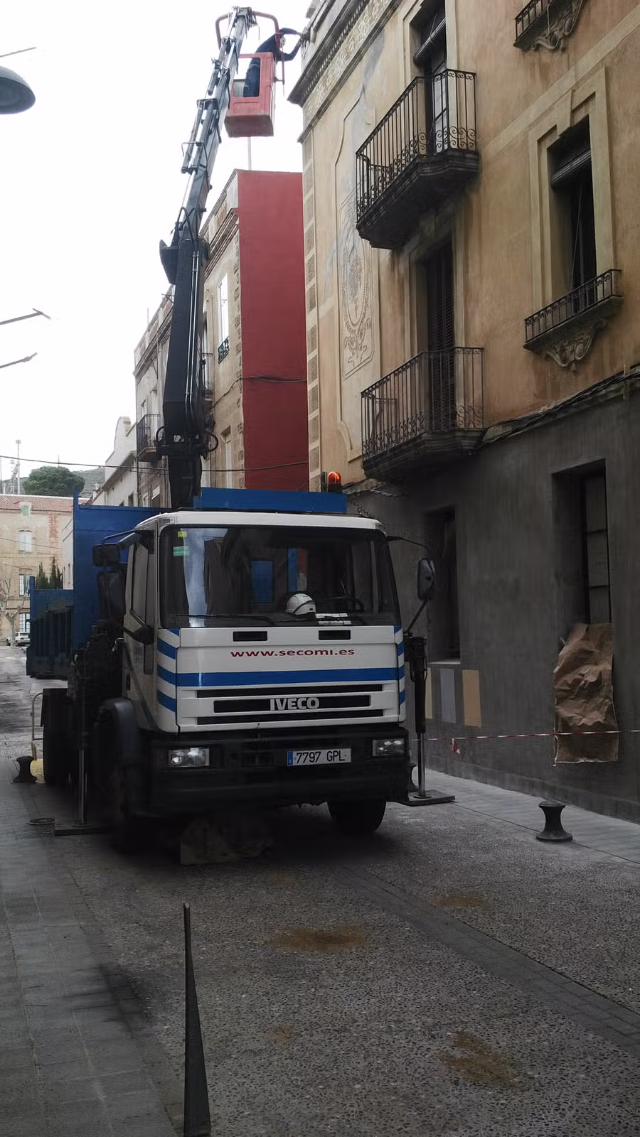 Plataforma elevadora de SECOMI durante la rehabilitación de una fachada en Portbou