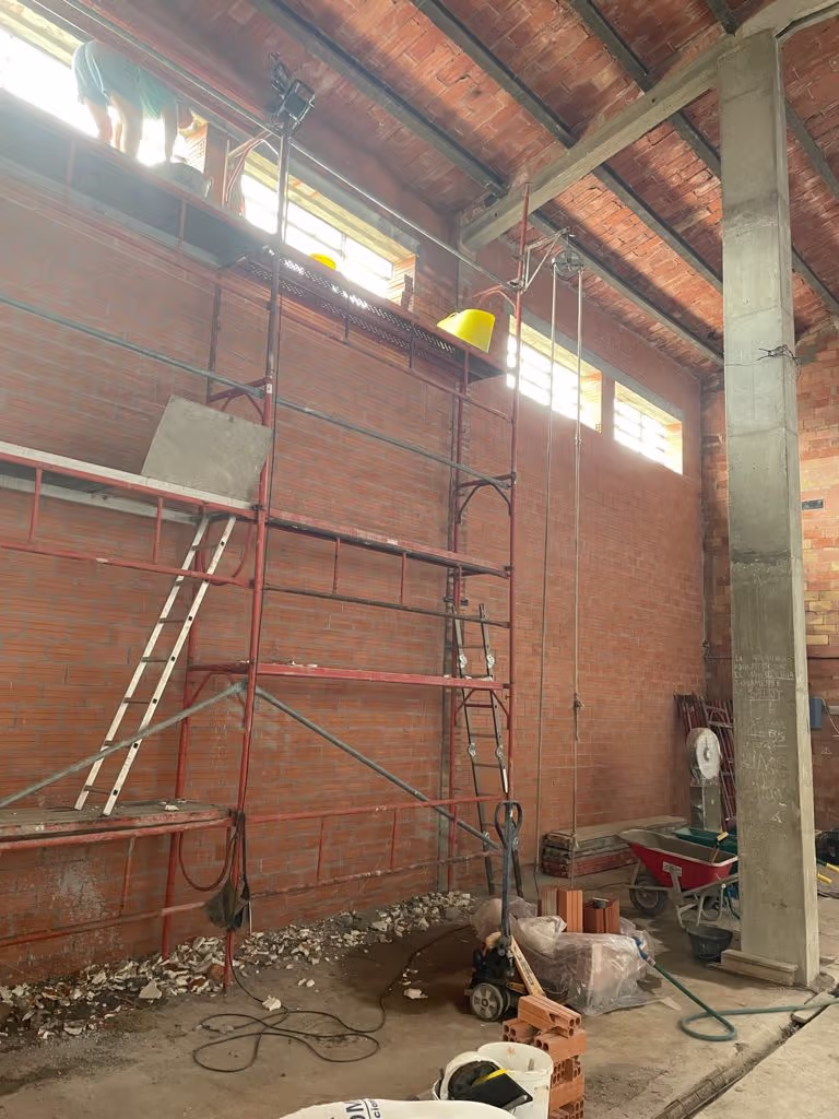 Trabajos sobre muros interiores durante la reforma de la bodega en Rabós
