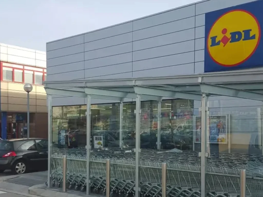 Trabajos de reforma exterior en el acceso de supermercado Lidl con equipo de SECOMI