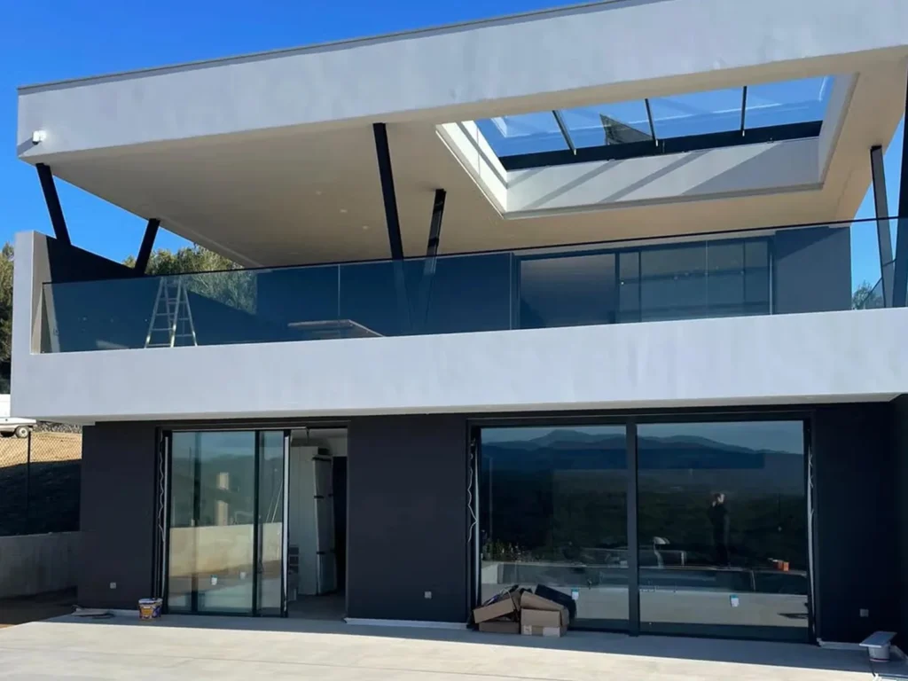 Fachada de vivienda unifamiliar con piscina exterior en Sant Julià de Ramis