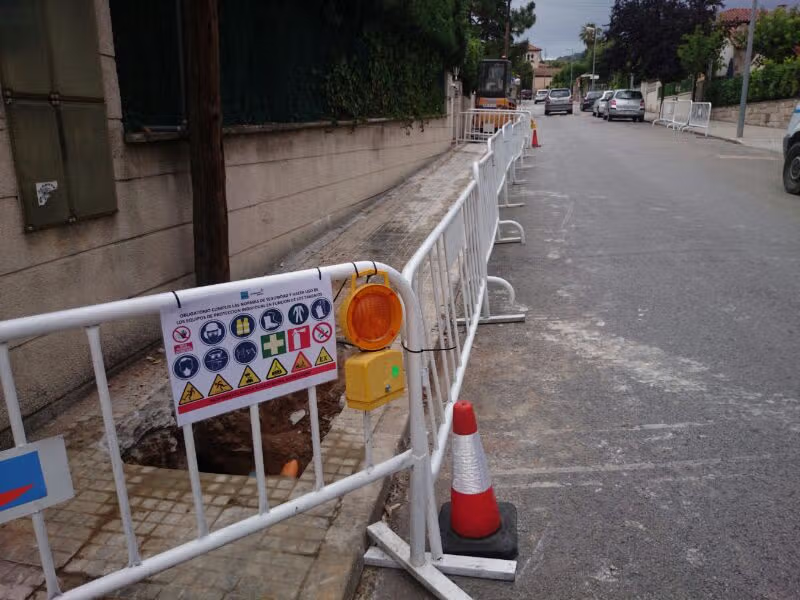 Zanja balizada para trabajos de canalización de gas en una calle urbana