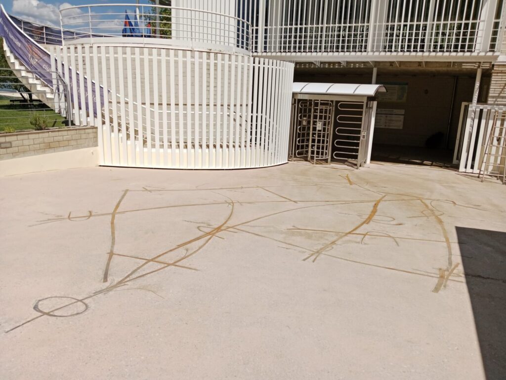 Acceso exterior del Club Natació Banyoles acabado, con la barandilla y los tornos de acceso nuevos