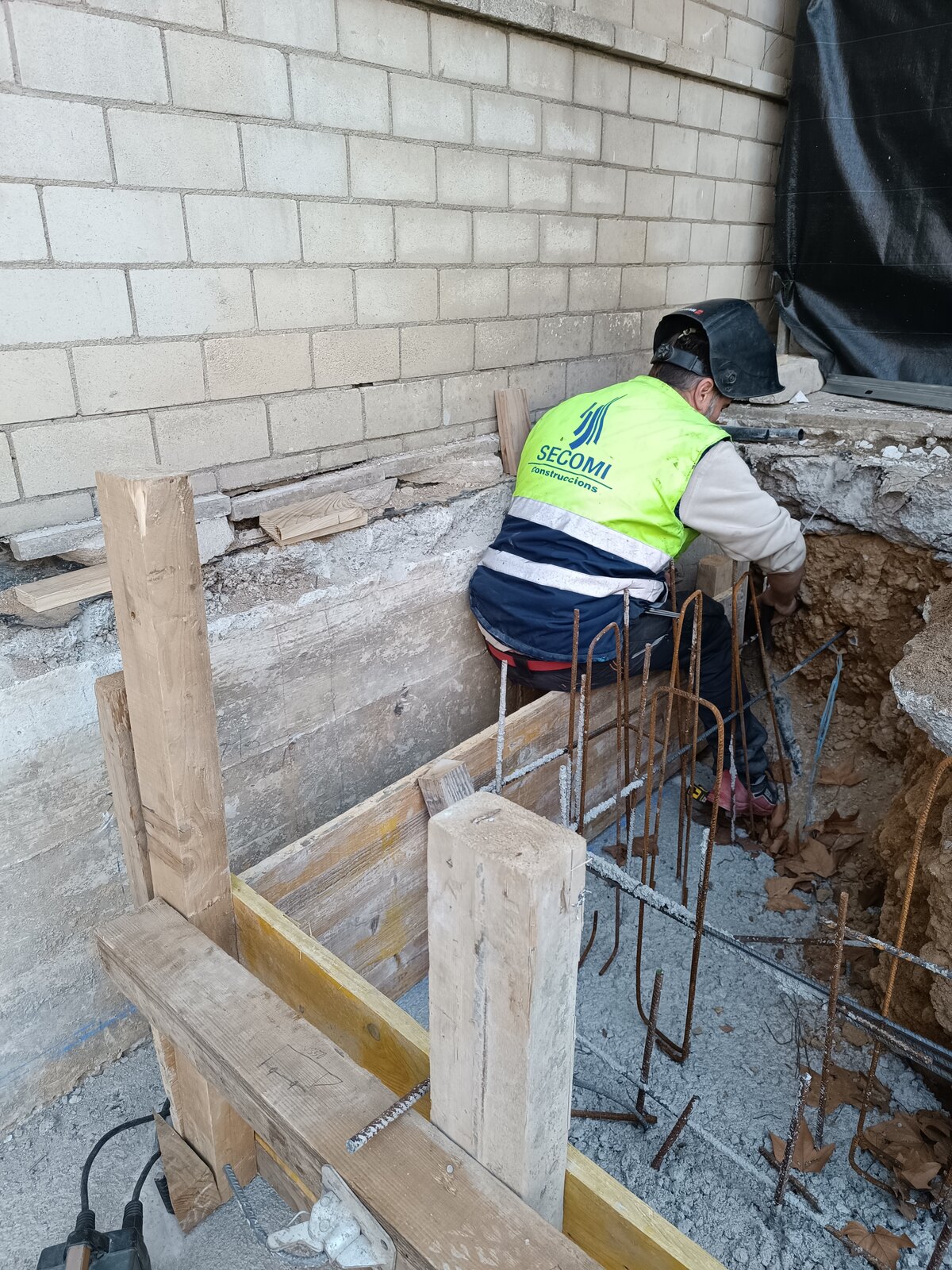 Operario de SECOMI armando una zapata del nuevo acceso al Club Natació Banyoles