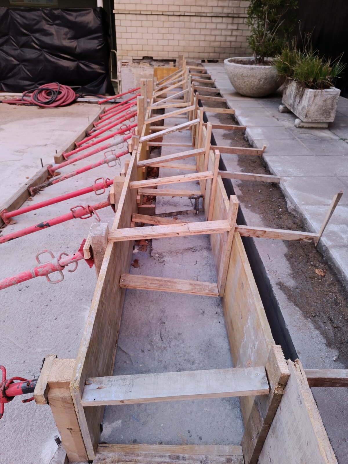 Encofrado y apuntalamiento del nuevo tramo de escalera del club