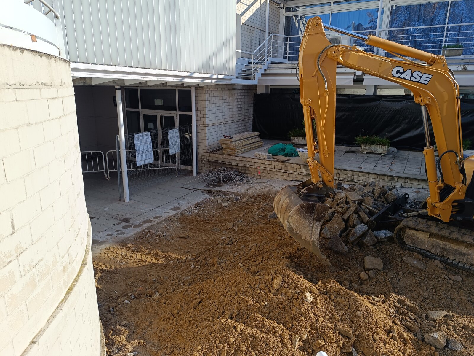 Excavación para rebajar el terreno y formar la rampa de acceso al club