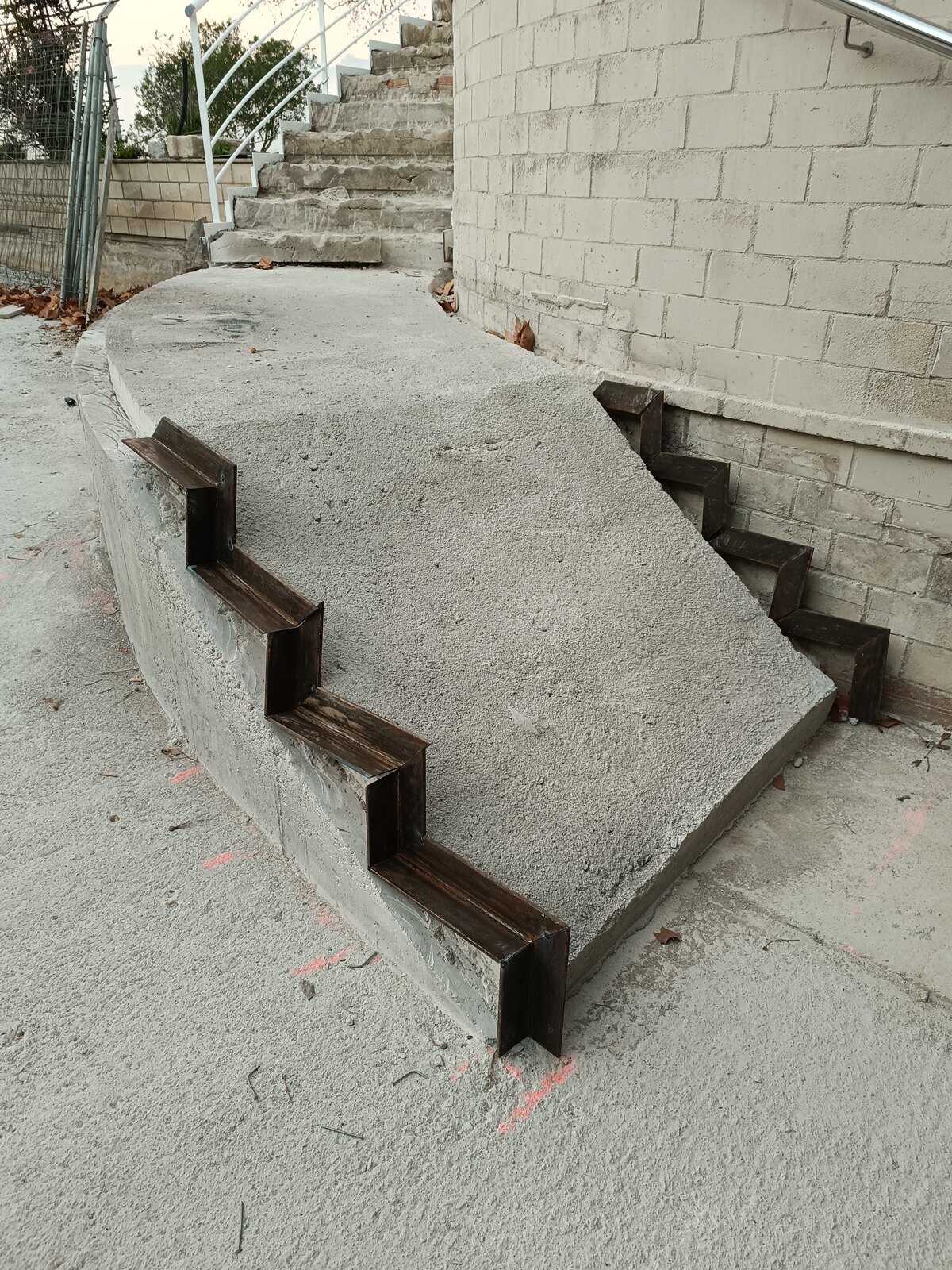 Peldaños de hormigón del nuevo tramo de escalera recién desencofrados
