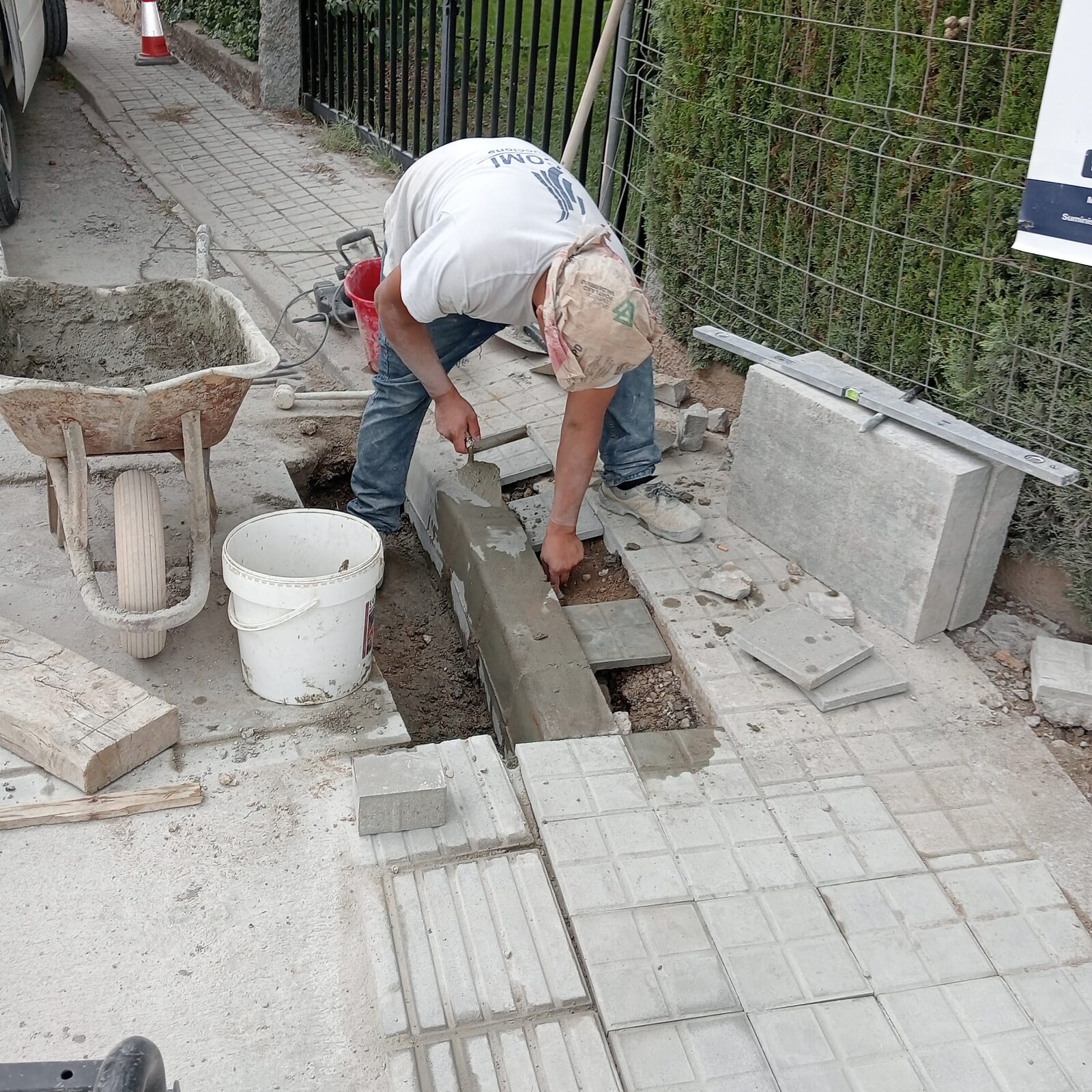 Operario de SECOMI colocando los nuevos peldaños de la escalera del mirador de Banyoles