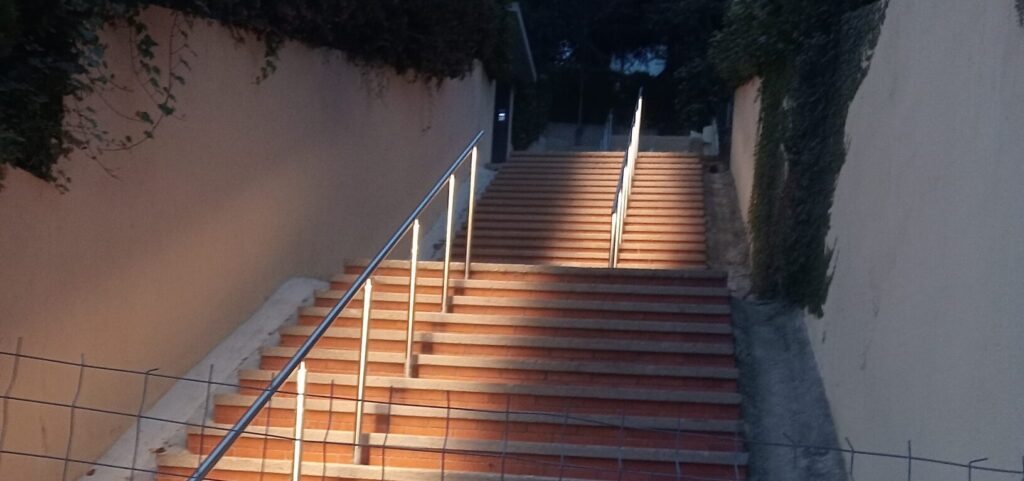 Escaleras del Mirador Joan de Palau reformadas, con pasamanos de acero inoxidable e iluminación LED