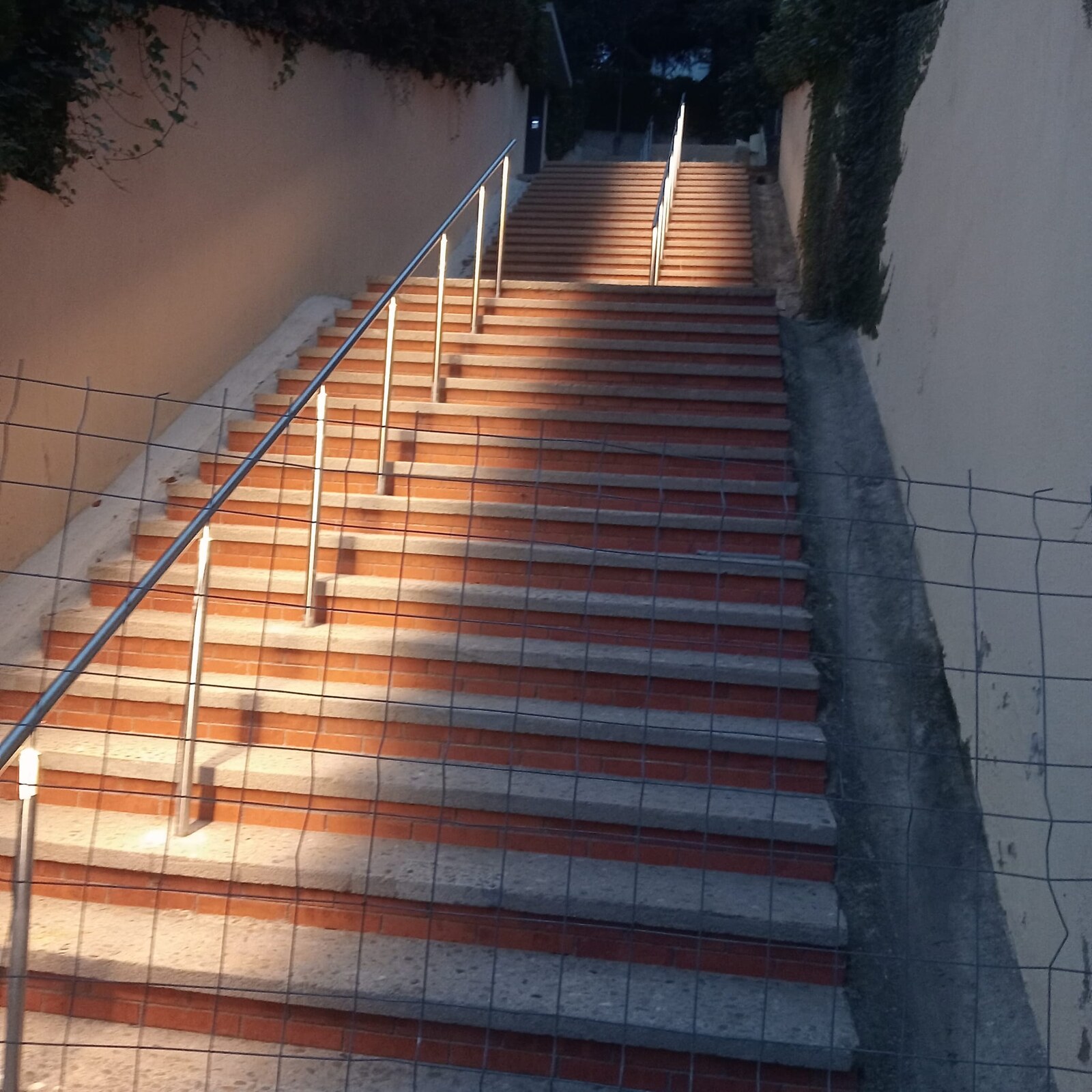 Escalera del Mirador Joan de Palau iluminada con el LED integrado en el pasamanos
