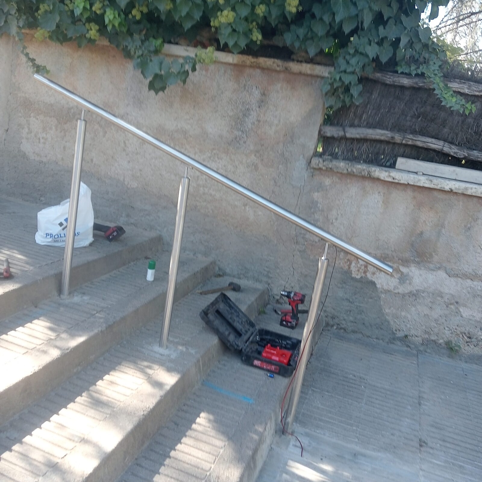 Montaje del pasamanos de acero inoxidable en las escaleras del mirador