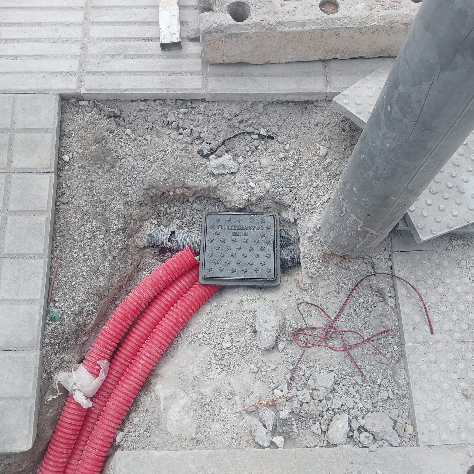 Paso de instalaciones enterrado por el canal de aguas pluviales de la escalera