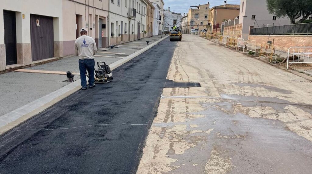 Carrer Dr. Fleming de Medinyà con el aglomerado nuevo extendido y el bordillo de la acera colocado