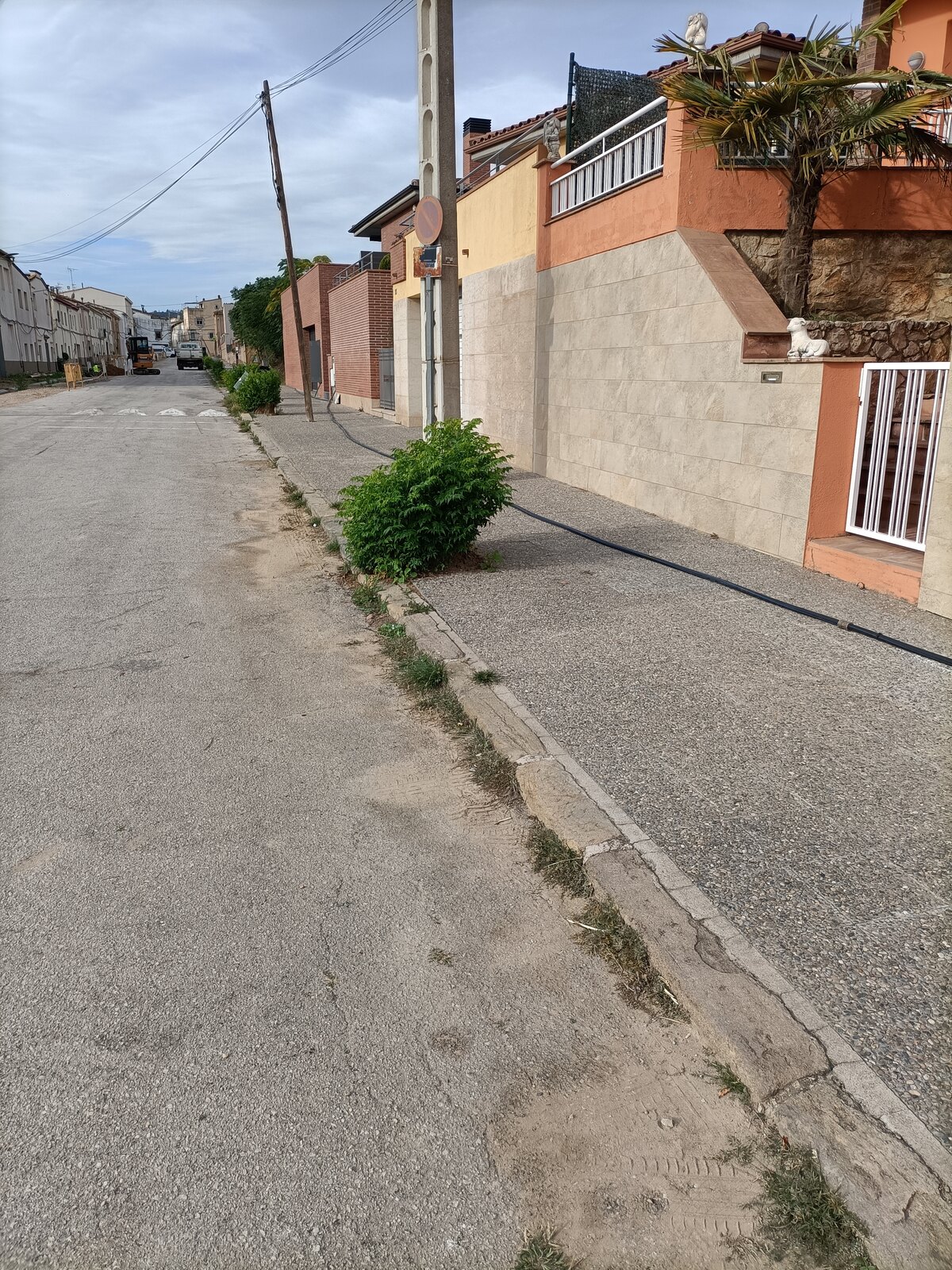 Calle Dr. Fleming de Medinyà con el pavimento degradado, antes de la reurbanización