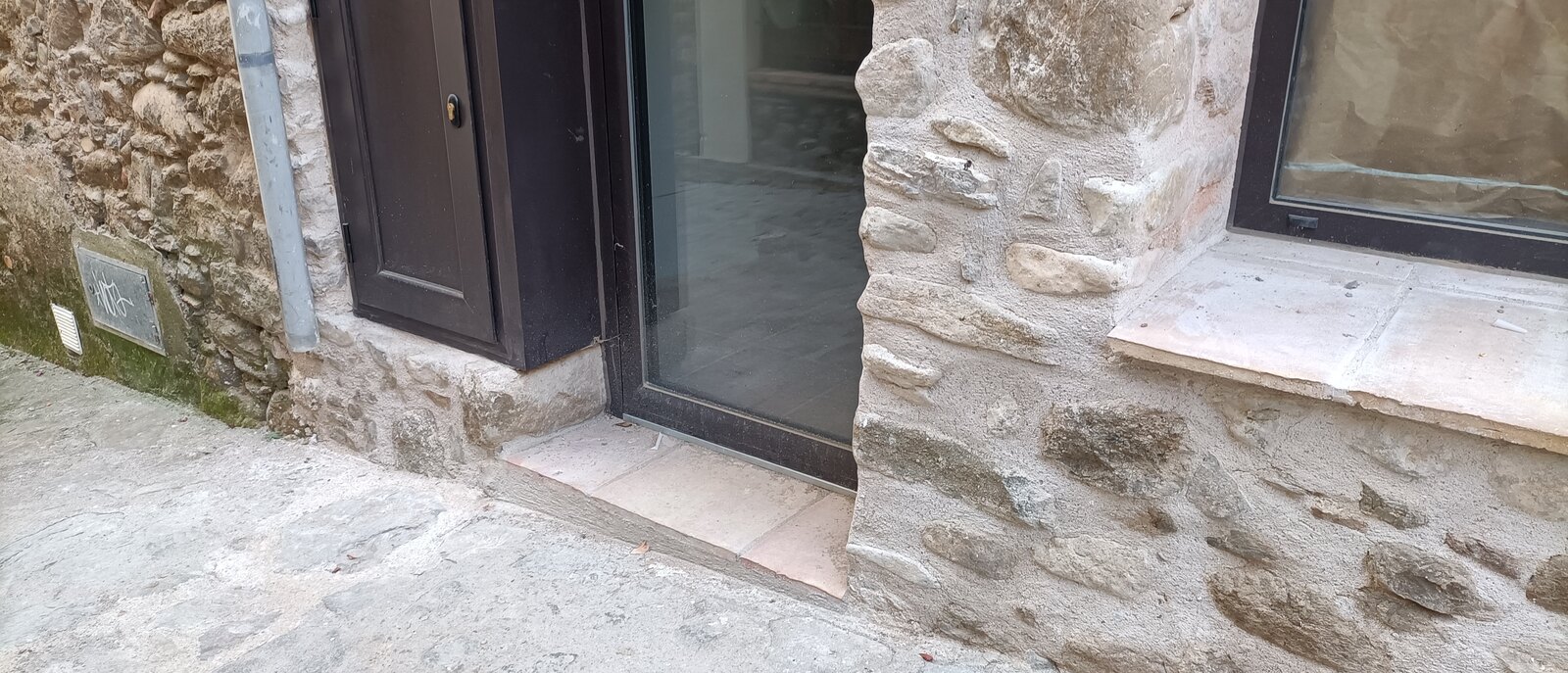 Aberturas nuevas practicadas en el muro de carga con dinteles y vierteaguas de piedra